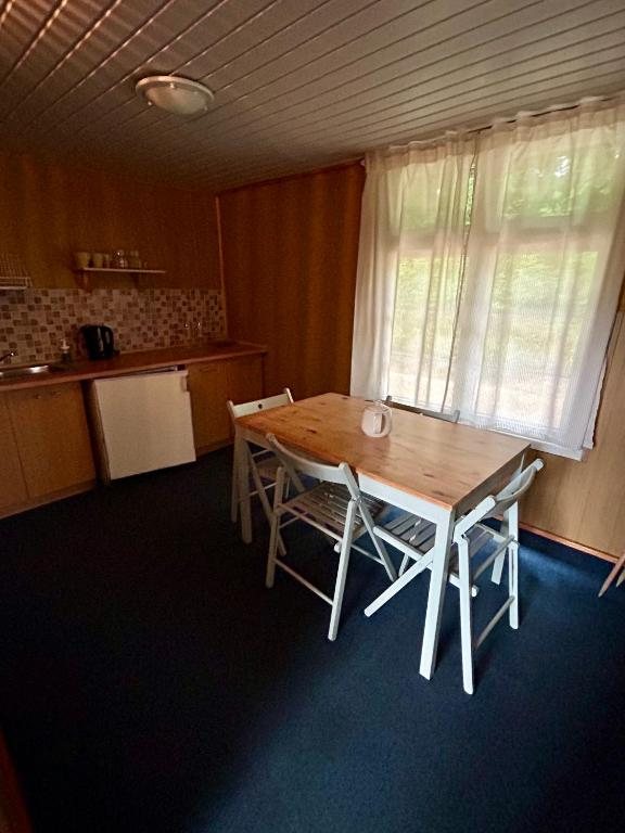 Aneks i stół w domku 5