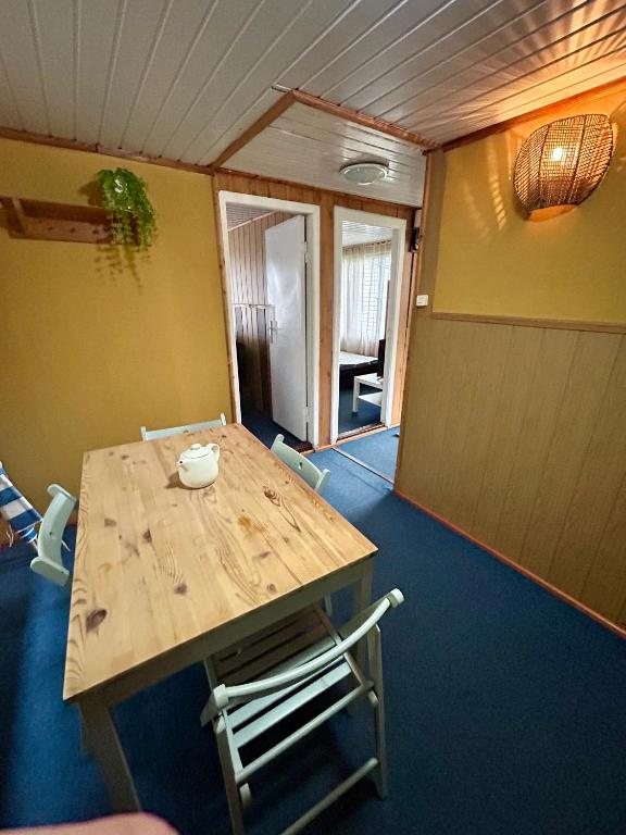 Stół i aneks kuchenny w domku 5