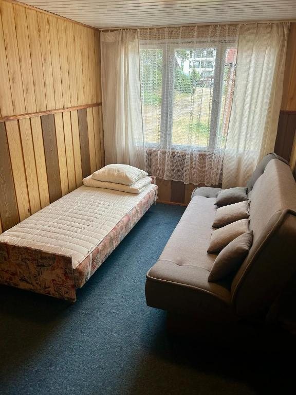 Pokój w domku 5 z łóżkiem i sofą