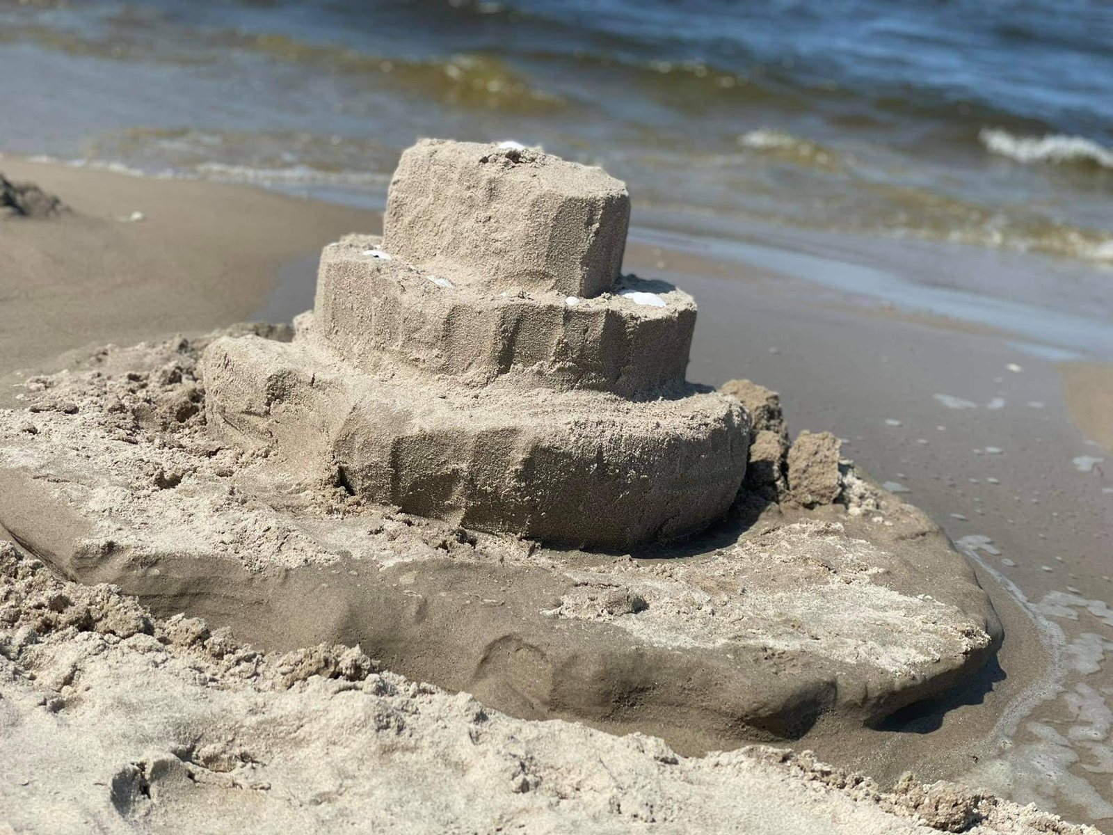 Zamek z piasku na plaży w Jantarze